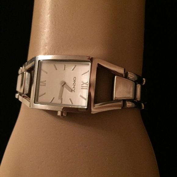 DONNA KAREN (DKNY) LADIES SILVER TONE WATCH